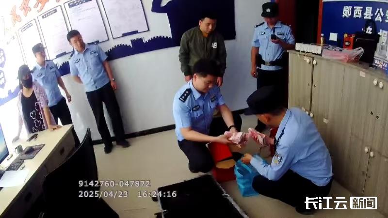 威尼斯网址行李箱内藏猫腻！警民协力阻拦83万元上当现金(图3)