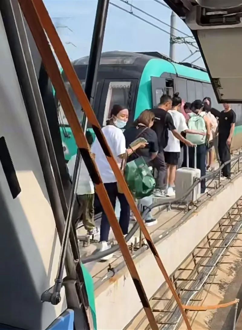 威尼斯wns8885556南京地铁昨日下战书突发毛病“车箱里有浓烟”搭客拖行李箱(图1)