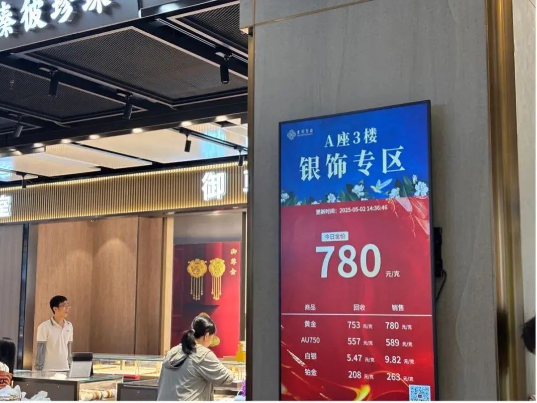 威尼斯wns.8885556价钱又跌了！猖獗买买买有人拖着行李箱扫货！店肆被围得(图2)