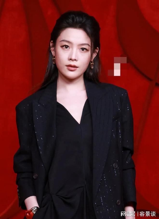 威尼斯wns8885556时髦芭莎红毯：被穿号衣的孙俪冷艳唇红齿白笑意盈盈艳压群(图14)