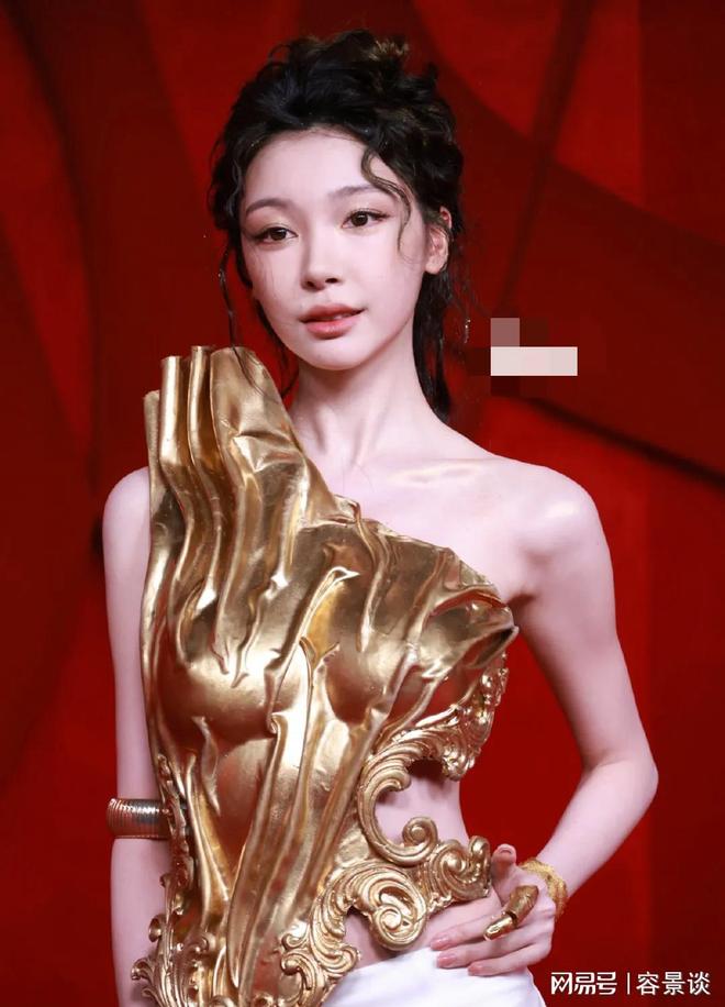 威尼斯wns8885556时髦芭莎红毯：被穿号衣的孙俪冷艳唇红齿白笑意盈盈艳压群(图18)